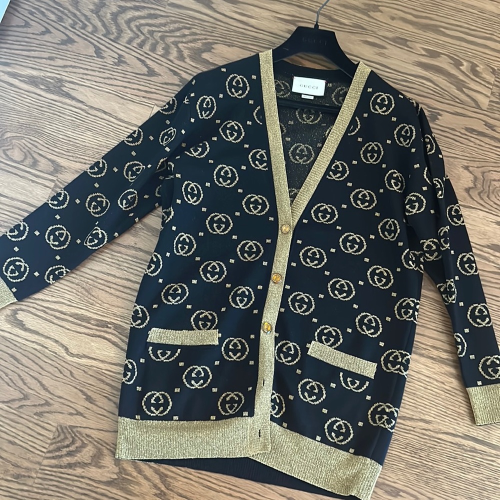 Excellent condition used only twice Gucci logo gold cardigan